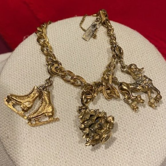 HOLIDAY🎄🎄VTG MONET Gold Tone Link Charm BRACELET - Picture 2 of 9